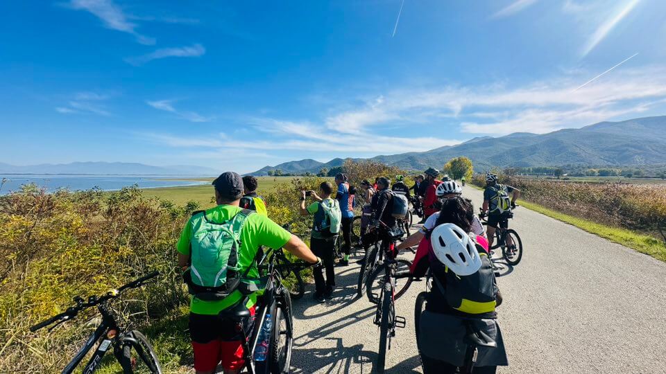 групата покрай керкини