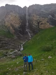 С Веско под Корабският Водопад