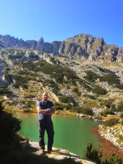 Позирам пред едно от Самодивските езера и Дженгала