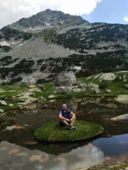 На фона на Валявишки чукар