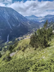 Гледка към хижа Вихрен, Тодорка и Бъндеришки чукар