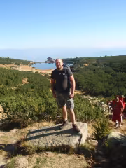 На фона на хижа Безбог и езерото