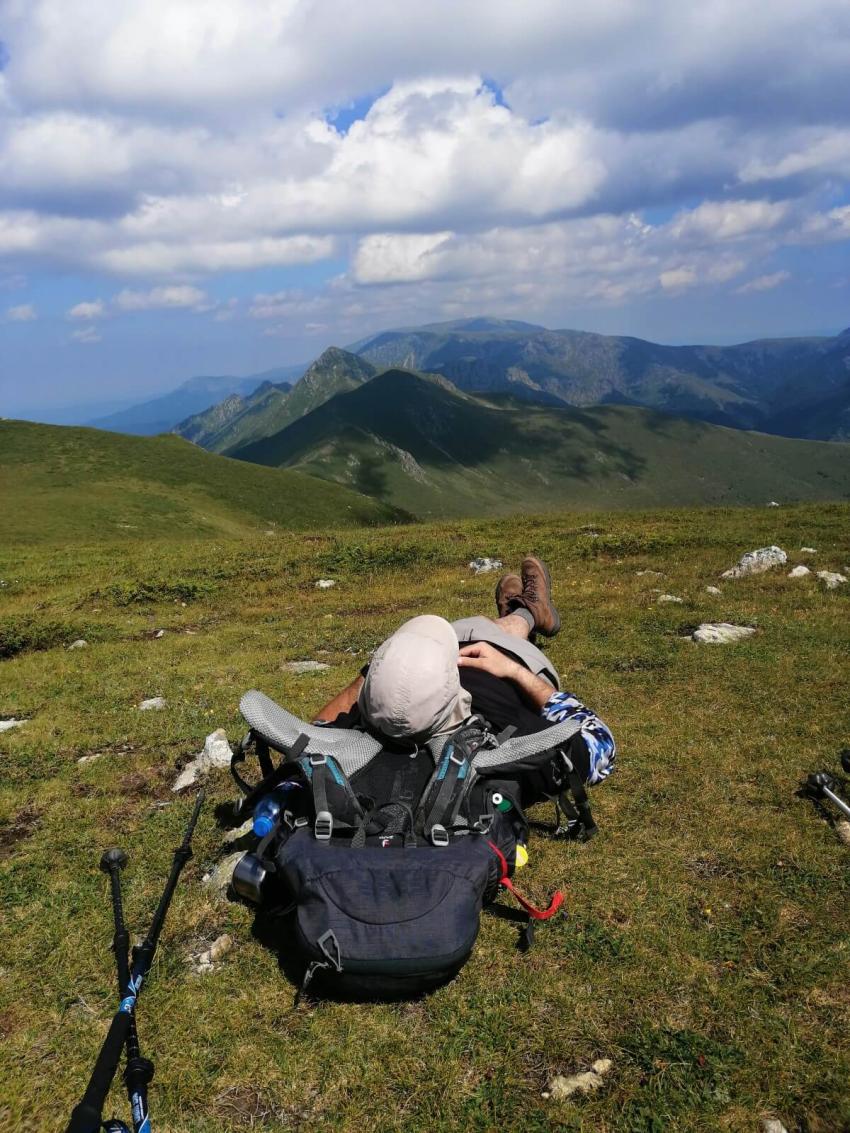 Лежа си на Амбарица и гледам към Купените