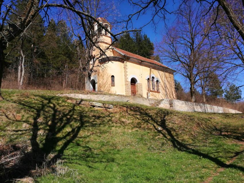 Черква в края на село Сирищник