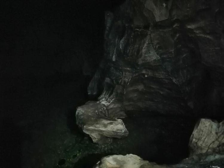 Вътре в пещерата има подводна река