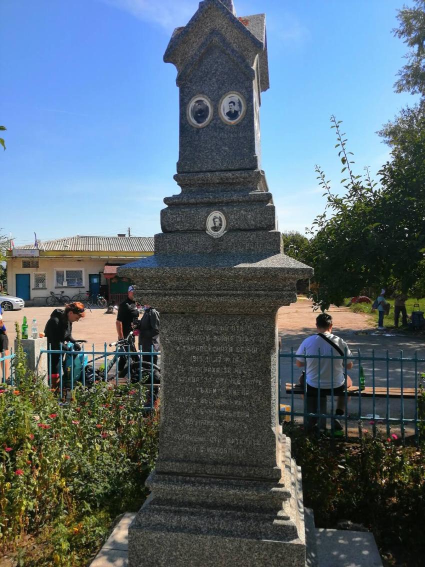Паметника в Негованци