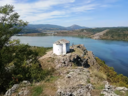 Параклис Йоан Летни над язовир Пчелина