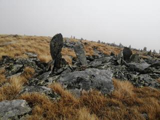 Някой е изправял плоски камъни на Белмекен