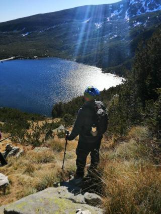 Гледам си към рибното езеро